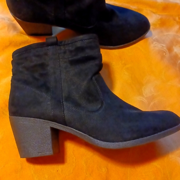 Arizona Jean Co. Women's Gianna Pull on Booties. Excellent Pre-owned Condition! - Picture 3 of 6